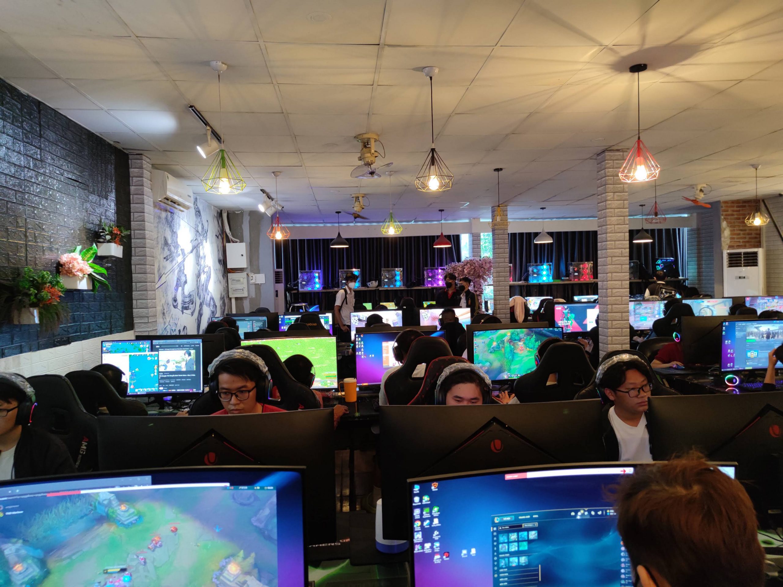 Quán Gaming Tiền Điện 20 Triệu/Tháng Có Nên Lắp Điện Mặt Trời Không?